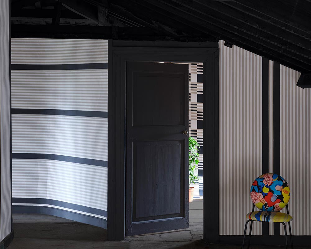 Liquorice CB10 paint by Farrow & Ball on the woodwork and door in a hallway