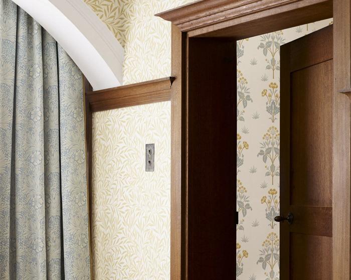 Morris & Co Willow Camomile 210384 Wallpaper