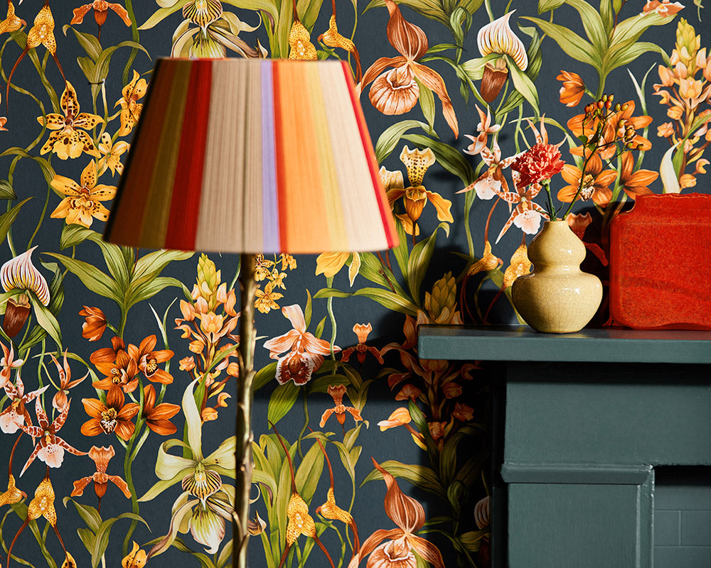 Harlequin Kalina Wallpaper in a living space with a lamp