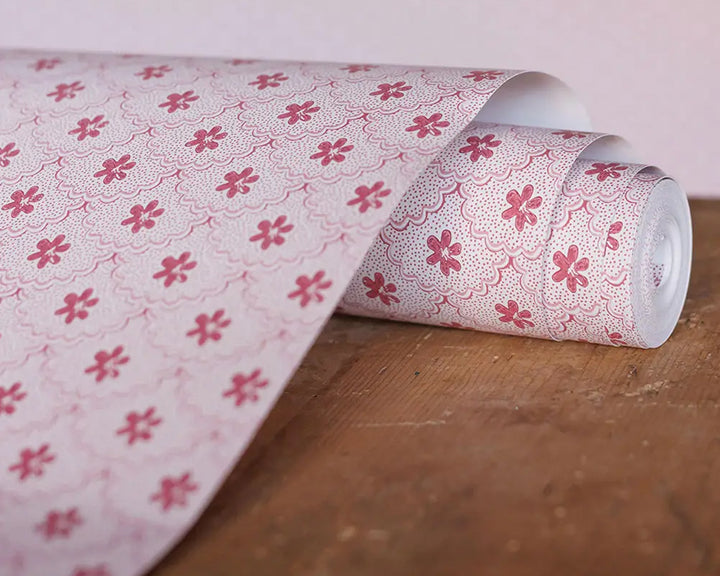 Barneby Gates Daisy Scallops Wallpaper