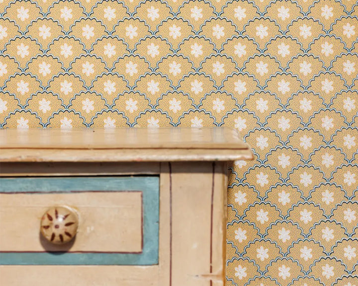 Barneby Gates Daisy Scallops Wallpaper