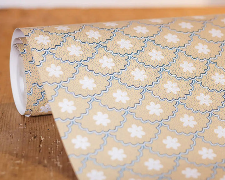 Barneby Gates Daisy Scallops Wallpaper in Sand/Ink roll detail