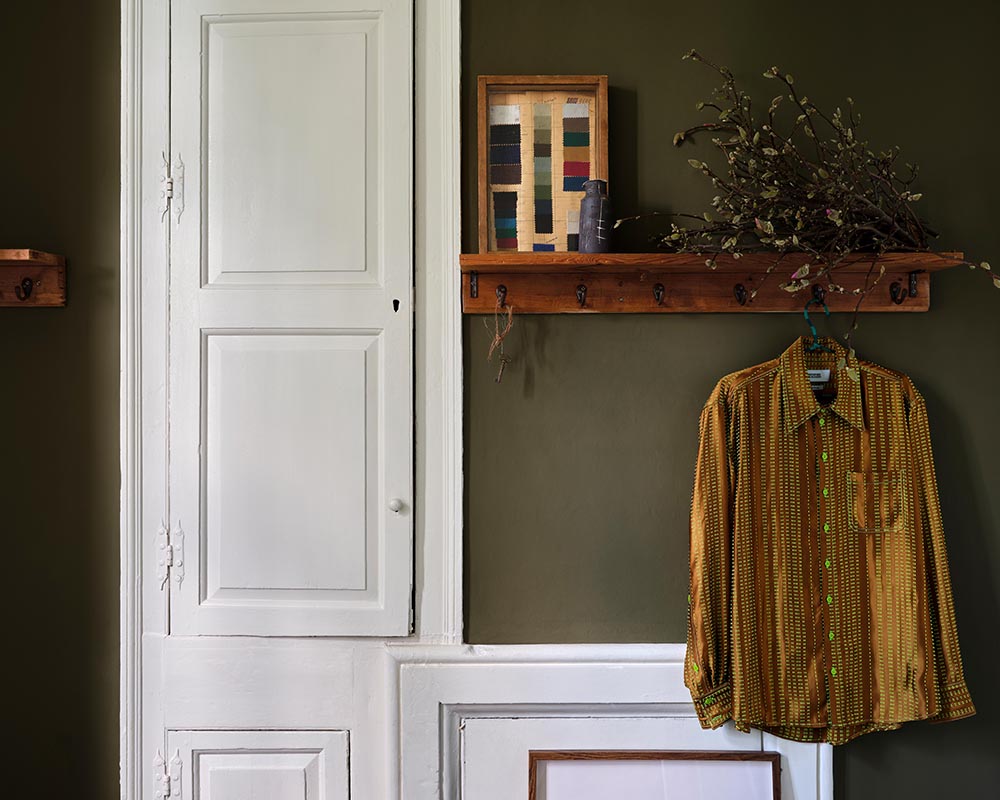 Au Lait CB9 paint by Farrow & Ball used on a cupboard door