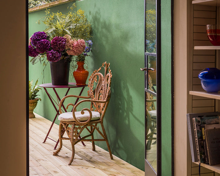 Breakfast Room Green 81 paint by Farrow & Ball on an exterior wall