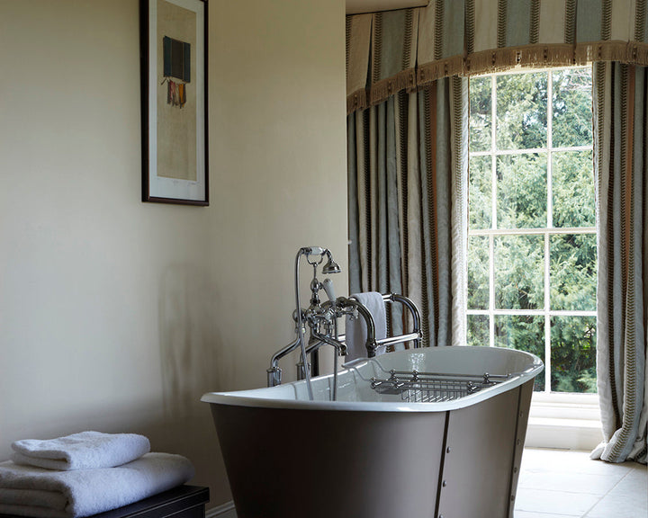 Dauphin 54 paint by Farrow & Ball in a bathroom