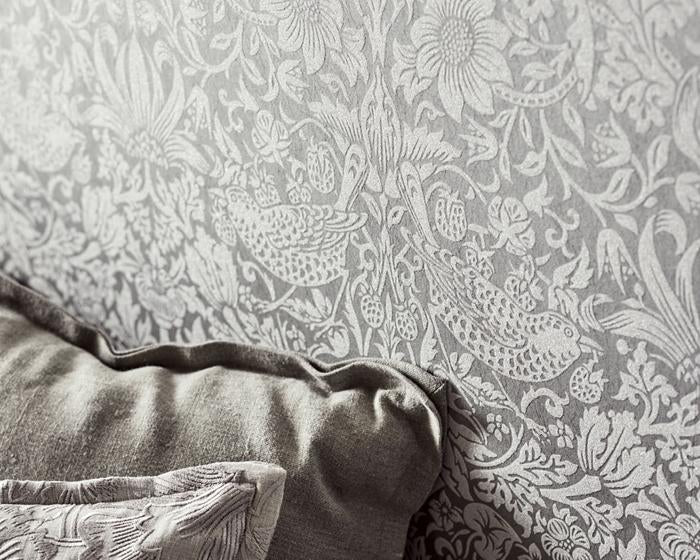 Morris & Co Strawberry Thief Oyster/Chalk 216021 Wallpaper