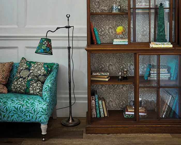Morris & Co Poppy Cream/Chocolate 216957 Wallpaper