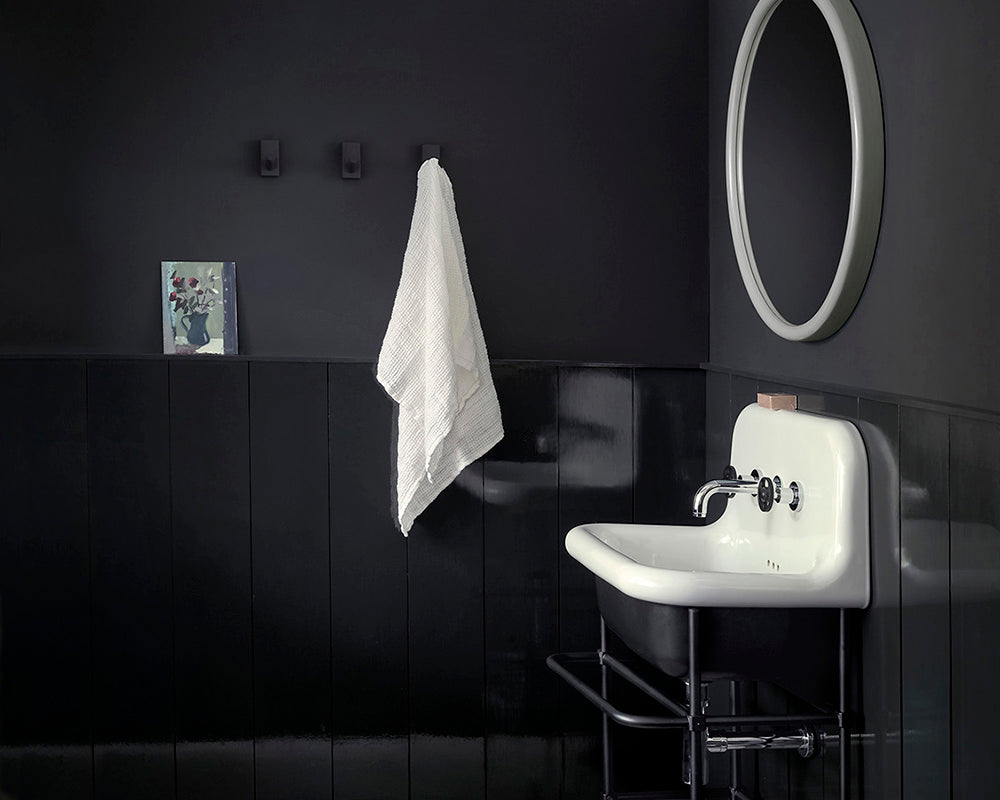 Paint & Paper Library New Black paint in a bathroom